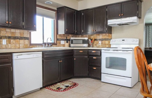 Baker City Apartment | Cozy Downtown Bungalow - Guest Rated 9.8/10 with Pool