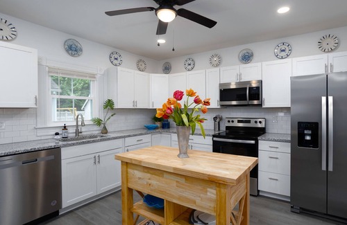 Cambridge House | Downtown Cambridge | Driveway Parking | Modern Upgrades