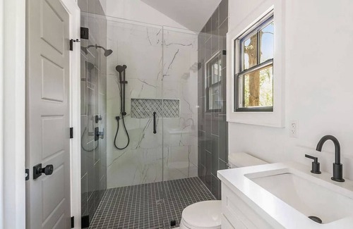 Westside Cottage | Cozy Downtown Charleston Cottage by Hampton Park