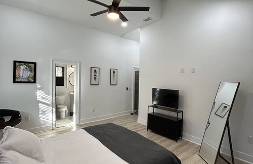 Westside Cottage | Cozy Downtown Charleston Cottage by Hampton Park