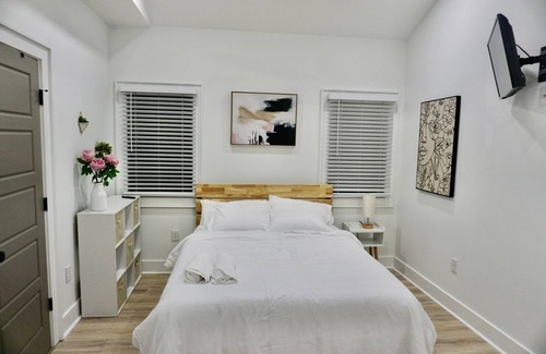 Westside Cottage | Cozy Downtown Charleston Cottage by Hampton Park