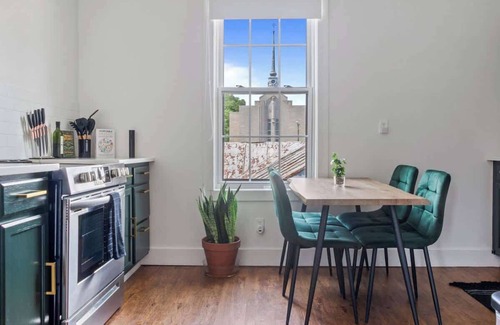 Chillicothe House | Experience Jungle Thyme: Pet-Friendly Retreat in Downtown