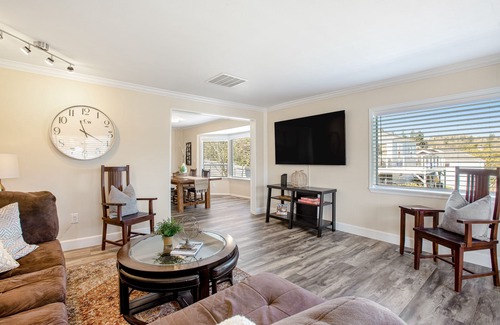 Gig Harbor Cottage | Inviting Downtown Cottage with Yard, Deck & Sunroom Retreat