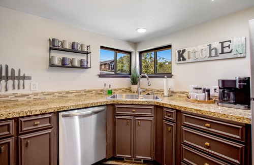 Gig Harbor Cottage | Inviting Downtown Cottage with Yard, Deck & Sunroom Retreat