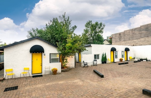 Southside Cottage | Contemporary Downtown Condo with Kitchen & Pet-Friendly Perks