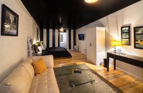 Southside Cottage | Contemporary Downtown Condo with Kitchen & Pet-Friendly Perks