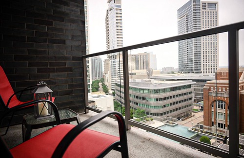 Uptown Condo | Downtown Dallas Apt w/View-walking distance to AAC+Free Parking+ Pool+Wifi