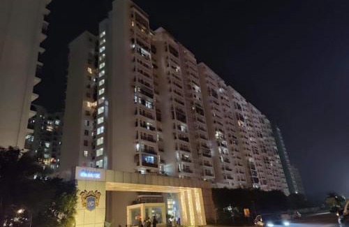 Auli Apartment | Inviting Downtown Retreat with Pool and Ocean Views