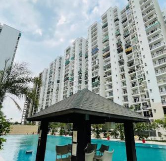 Auli Apartment | Inviting Downtown Retreat with Pool and Ocean Views