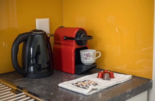Sihlfeld Apartment | Downtown Deluxe Studio: Comfort with Kitchen & Breakfast