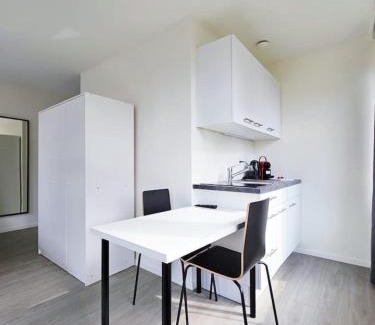 Sihlfeld Apartment | Stylish Downtown Studio with Queen Bed for Families