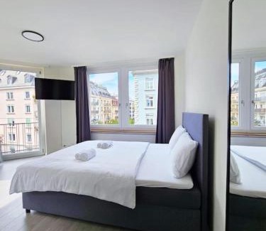 Sihlfeld Apartment | Stylish Downtown Studio with Queen Bed for Families