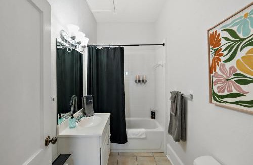 Eustis Apartment | Bright & Happy Downtown Den with King Bed in Eustis