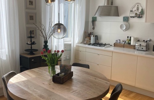 Wieden Apartment | Historic Downtown Design Apartment with Spa & Pool Access