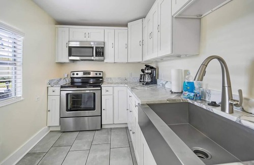 Downtown Historic District House | Pet-Friendly Downtown 4-Bedroom House with Free Parking