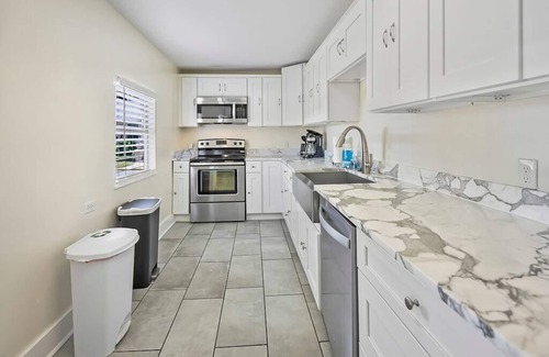 Downtown Historic District House | Pet-Friendly Downtown 4-Bedroom House with Free Parking