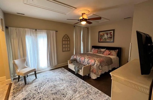 Owensboro Villa | Downtown Dream: Pet-Friendly Retreat with Great Amenities
