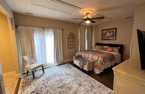 Owensboro Villa | Downtown Dream: Pet-Friendly Retreat with Great Amenities