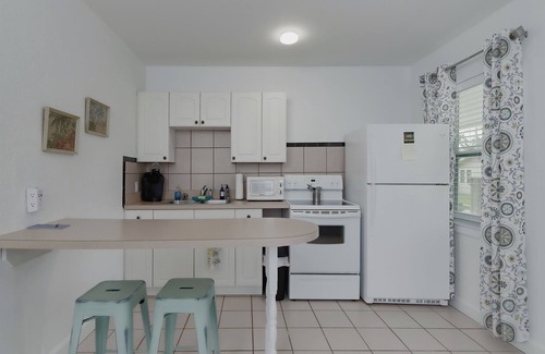 Downtown Dunedin Cottage | Pet-Friendly Citrus Cottage 1: Downtown Dunedin Retreat