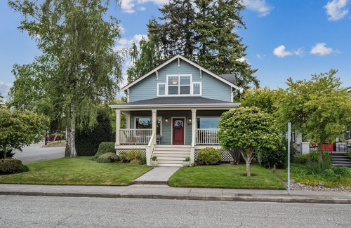 The Bowl of Edmonds House | Cozy Craftsman Retreat: Oceanfront Haven in Edmonds