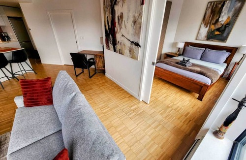 Gastown Apartment | Downtown Escape – Walk to Cruise Ships & Waterfront | 2 Comfy Beds