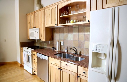Estes Park Condo | Premium Loft in Downtown Estes with King Bed & Spa Access