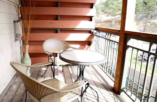 Estes Park Condo | Premium Loft in Downtown Estes with King Bed & Spa Access