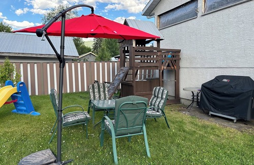 Golden House | Downtown Family-Friendly Basement Guest Suite, near Goldens best attractions!