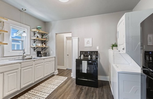 Waco Cottage | Ideal Downtown Retreat near Silos and Cameron Park
