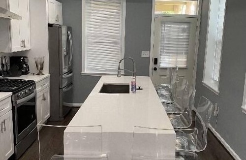 Greektown House | Unforgettable Greektown Retreat: Rooftop, Parking & More