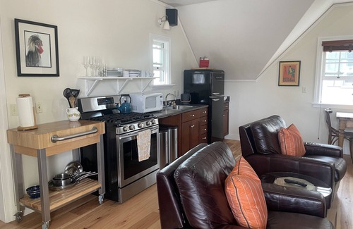 Healdsburg Apartment | Experience Downtown Healdsburg Loft with Kitchen & Breakfast