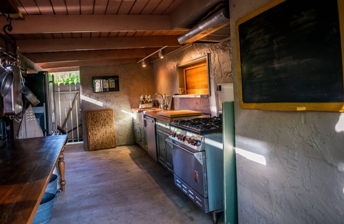 Healdsburg Apartment | Experience Downtown Healdsburg Loft with Kitchen & Breakfast