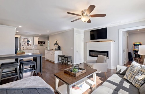 Helen House | Rustic Chalet with Yonah Mountain View in Downtown Helen