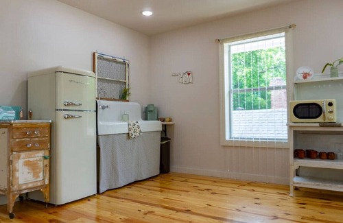 Eureka Springs Historic District House | Historic Spring Wish Home: Pet-Friendly & Family Welcoming