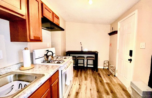 Hobart Apartment | Cozy 1 Bedroom Retreat in Downtown Hobart with Breakfast