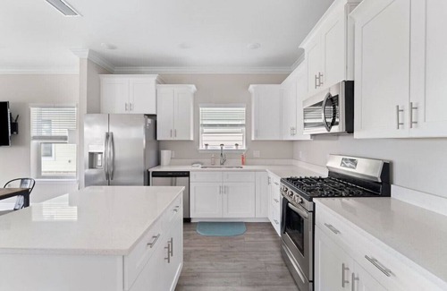 South Pensacola House | Bay View Getaway with Oceanfront Access & Seafood Market