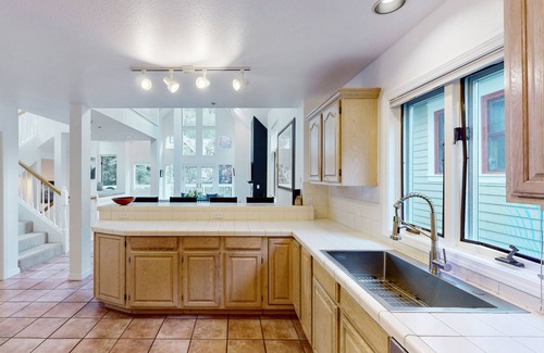 Telluride House | Downtown Retreat with Rooftop Hot Tub & Cozy Fireplace