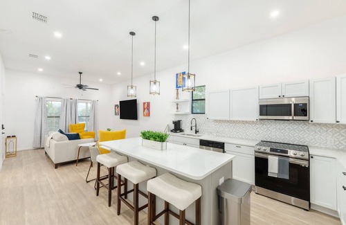 Historic Garderns House | Modern Downtown Retreat with Private Parking & Pet Friendly