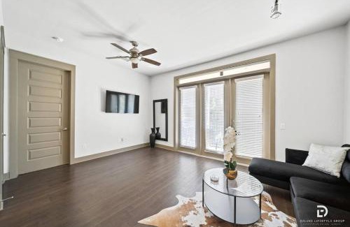East Downtown Houston Apartment | Elegant Downtown Houston King Suite with Pool & Spa Amenities