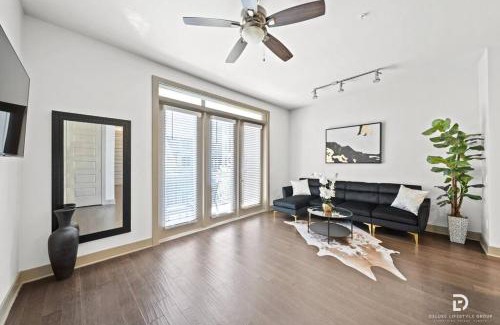 East Downtown Houston Apartment | Elegant Downtown Houston King Suite with Pool & Spa Amenities