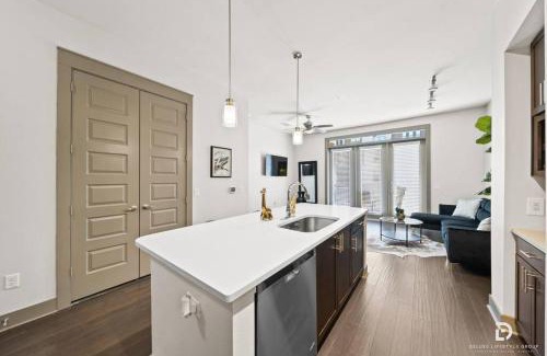 East Downtown Houston Apartment | Elegant Downtown Houston King Suite with Pool & Spa Amenities