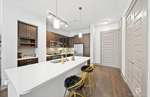 East Downtown Houston Apartment | Elegant Downtown Houston King Suite with Pool & Spa Amenities