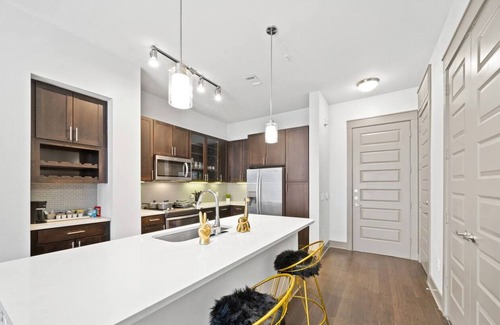 East Downtown Houston Apartment | Downtown Houston King Suite with Pool & Spa, Rated 10/10