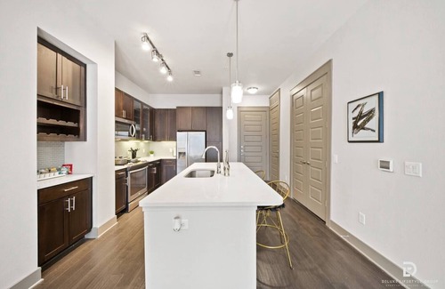 East Downtown Houston Apartment | Downtown Houston King Suite with Pool & Spa, Rated 10/10