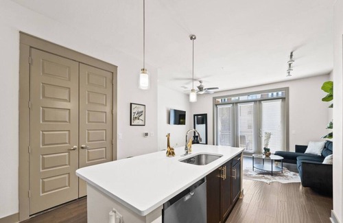 East Downtown Houston Apartment | Downtown Houston King Suite with Pool & Spa, Rated 10/10