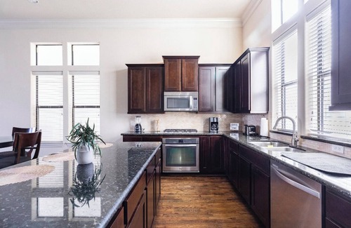 East Downtown Houston House | Downtown Houston Haven: Stylish & Spacious!