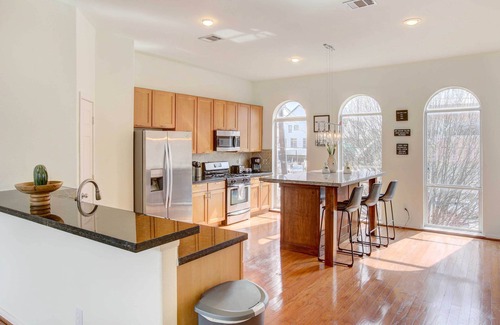 East Downtown Houston House | Downtown Houston Townhome with City Views & Great Amenities!