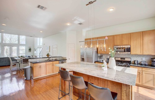 East Downtown Houston House | Downtown Houston Townhome with City Views & Great Amenities!