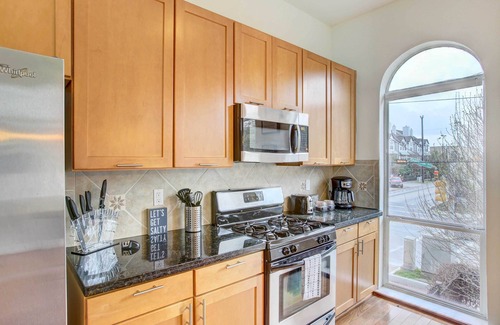 East Downtown Houston House | Downtown Houston Townhome with City Views & Great Amenities!