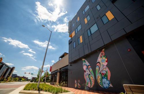 Mile Square Apartment | Prime Downtown Corner Unit with Free Parking & Pool Access